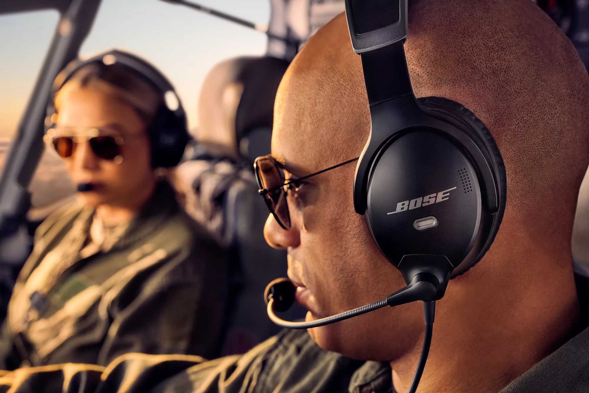 Pilotes militaires portant des casques d&rsquo;aviation Bose A30 dans un avion